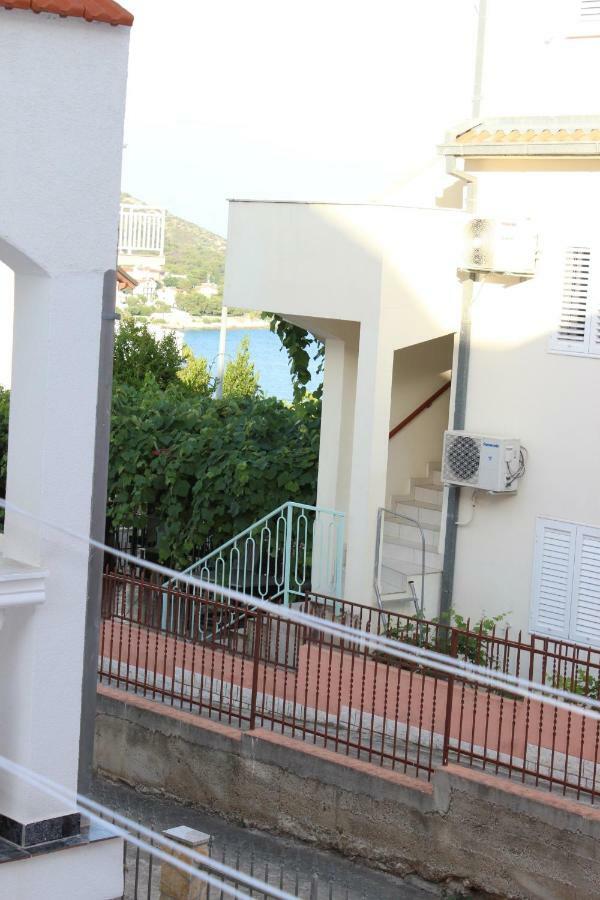 Apartment Lucky With Jacuzzi Trogir Exterior photo