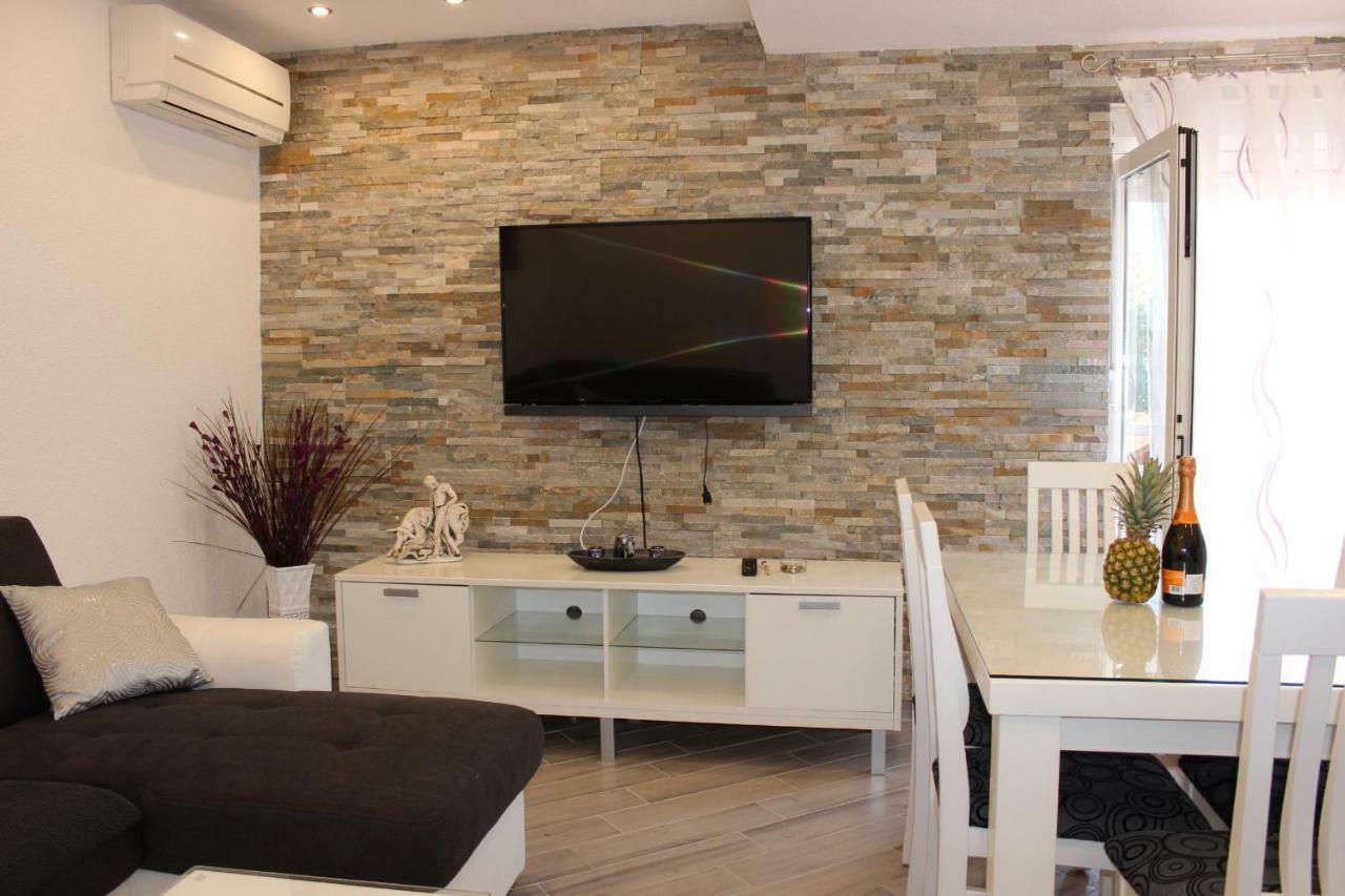 Apartment Lucky With Jacuzzi Trogir Exterior photo